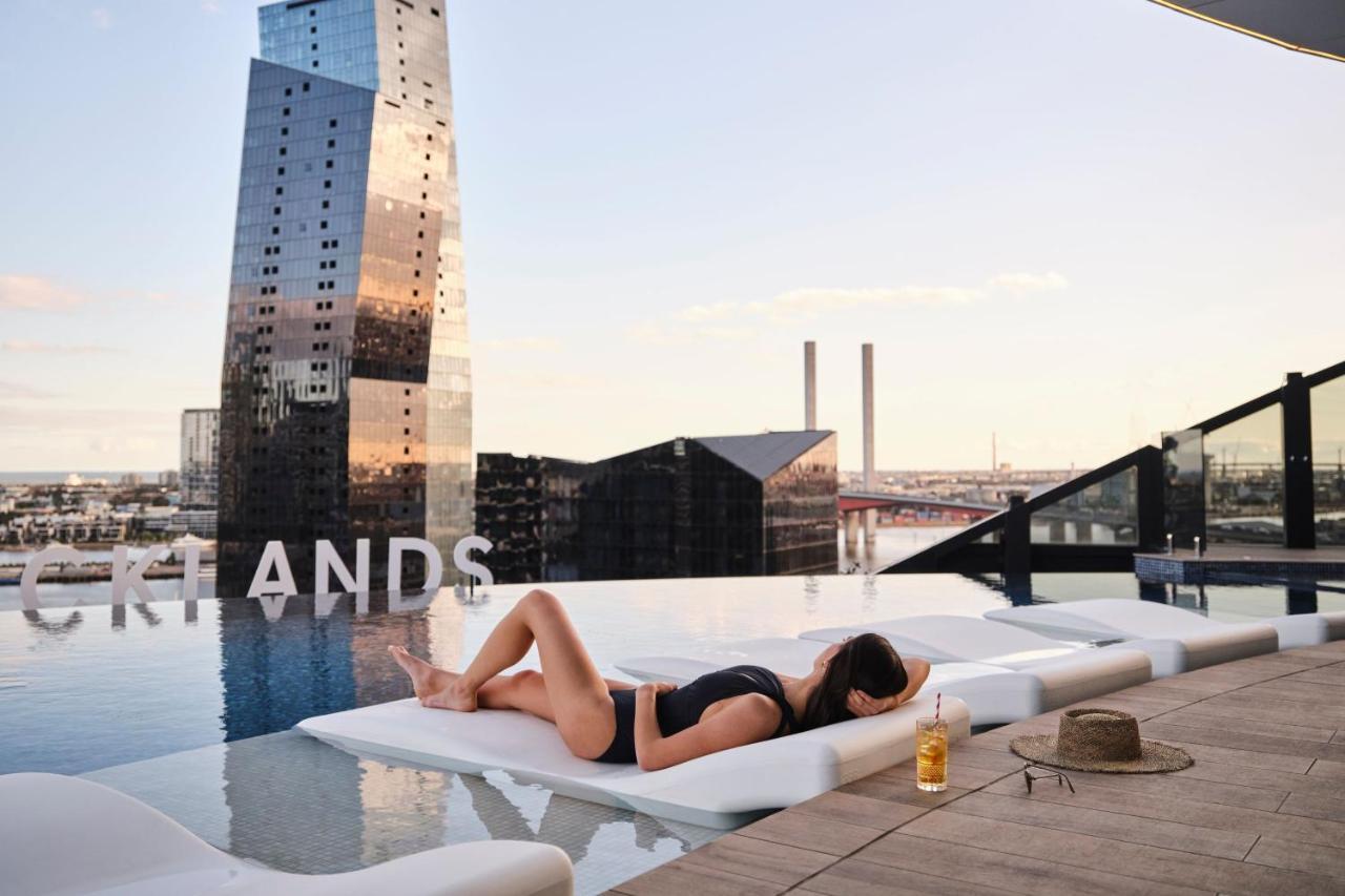 멜버른 메리어트 호텔 독랜스 멜번 외부 사진 The rooftop pool at the Standard East Village