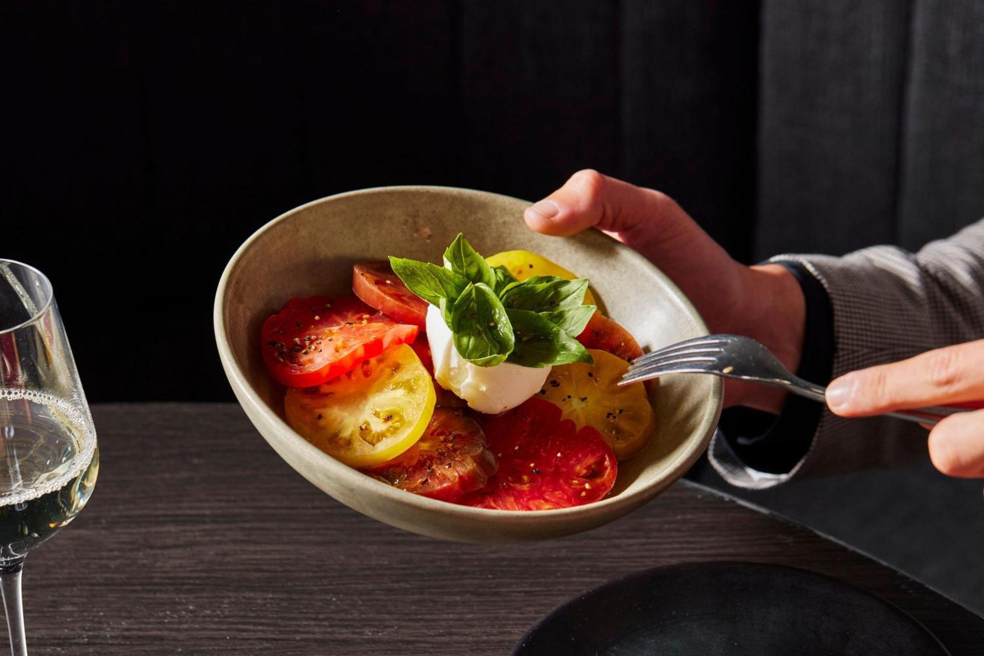 멜버른 메리어트 호텔 독랜스 멜번 외부 사진 A tomato salad with mozzarella and basil