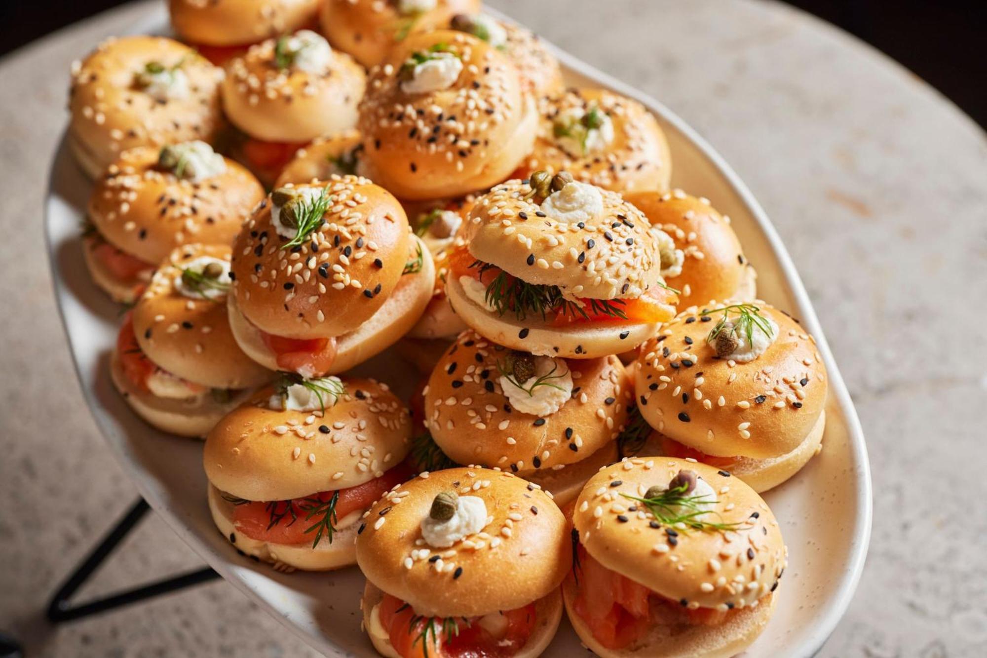 멜버른 메리어트 호텔 독랜스 멜번 외부 사진 A platter of mini bagels