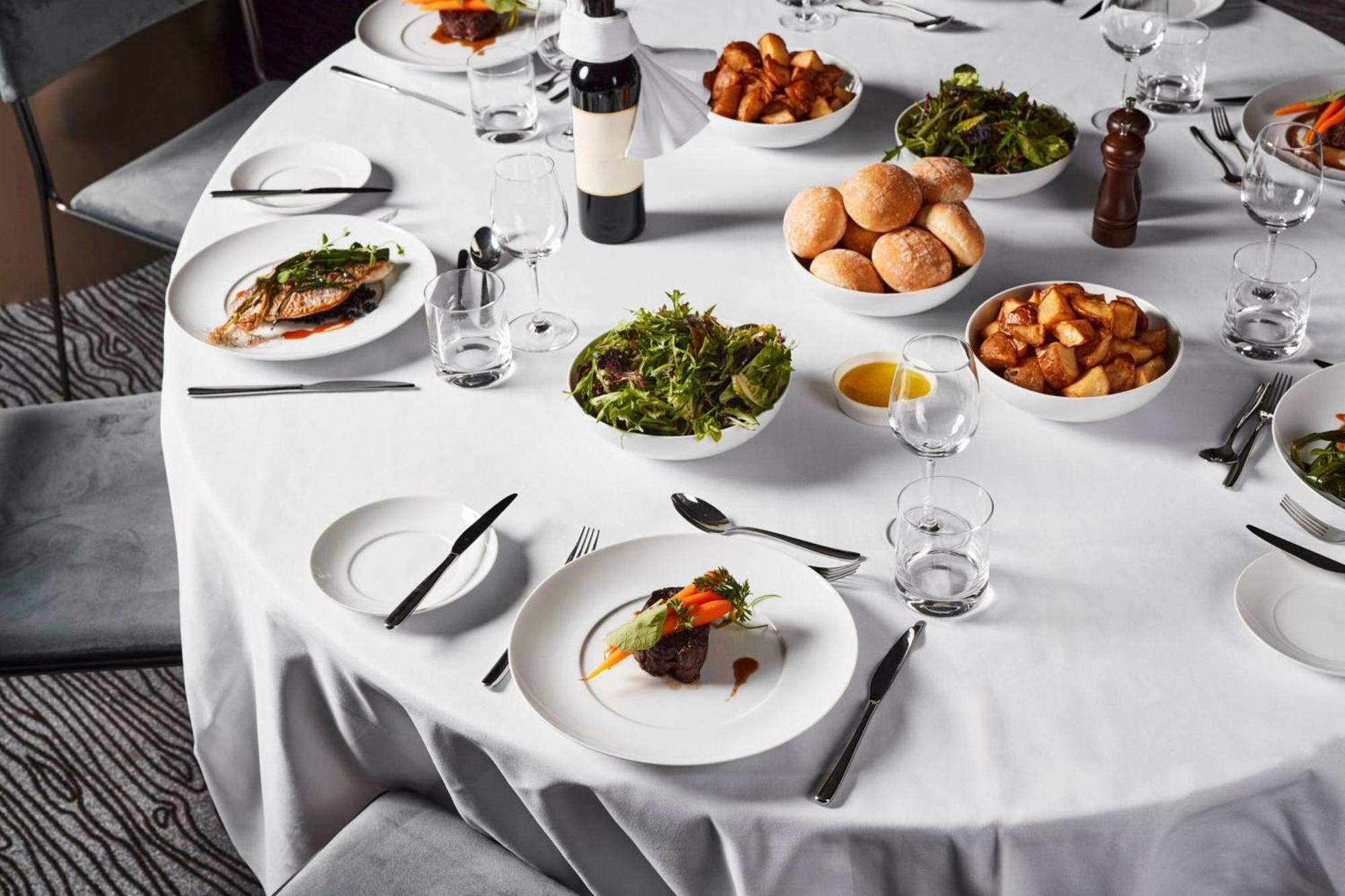 멜버른 메리어트 호텔 독랜스 멜번 외부 사진 A table set for a formal dinner