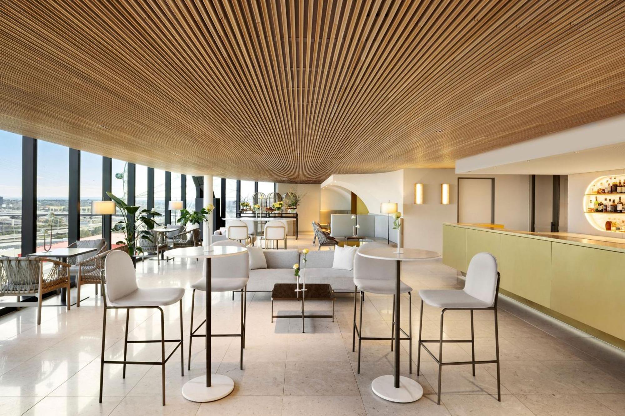 멜버른 메리어트 호텔 독랜스 멜번 외부 사진 Club Lounge at the airport