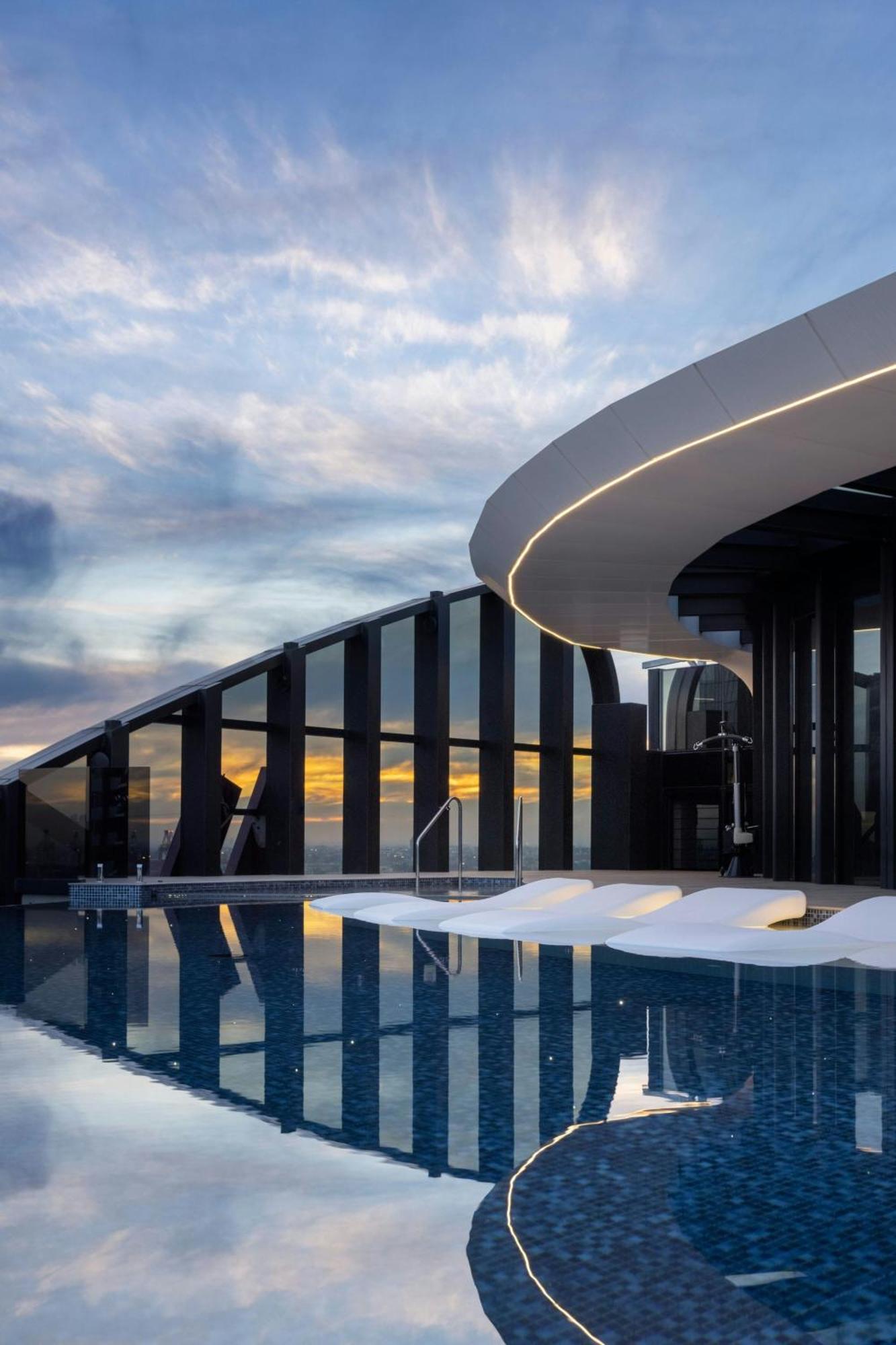 멜버른 메리어트 호텔 독랜스 멜번 외부 사진 The rooftop pool at the Ritz-Carlton, Perth